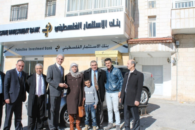 بنك الاستثمار الفلسطيني PIB يسلم الجائزة  الكبرى على حملة حساب التوفير الممتاز